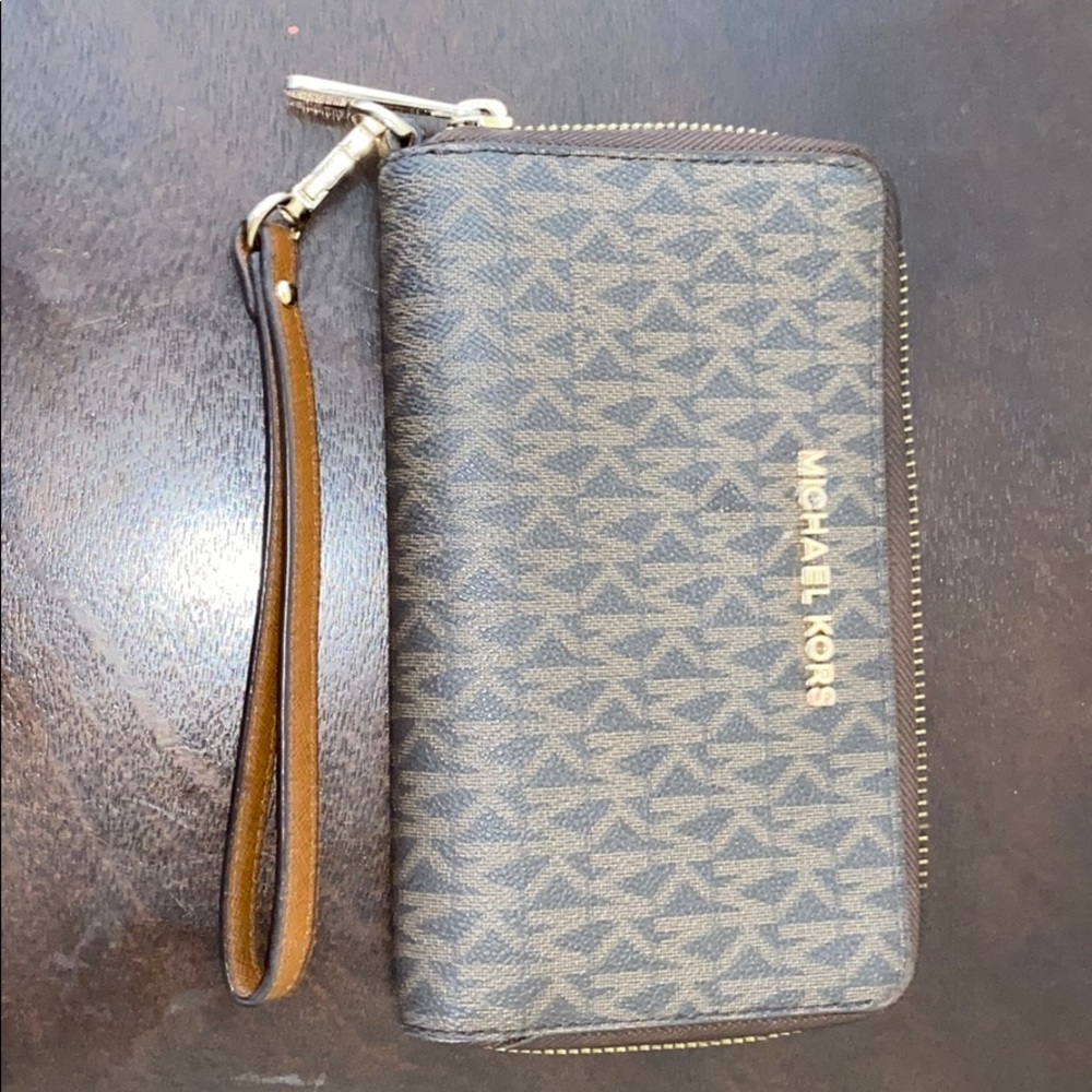 Micheal kors wallet !!